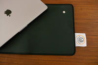 Earthle Erdungs-Schreibtischmatte von oben auf einem Holzschreibtisch, mit Laptop und Markenlabel