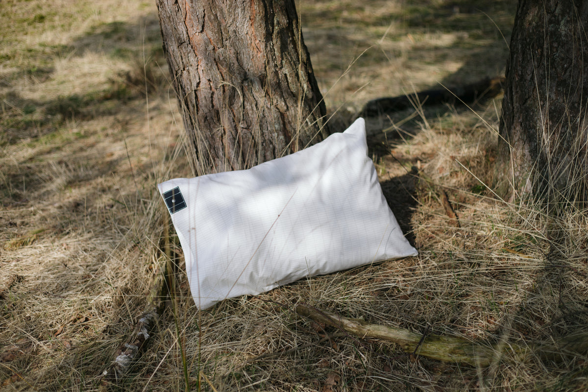 Earthle Erdungskissenbezug im Gras unter einer Kiefer
