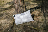 Earthle Erdungskissenbezug im Gras unter einer Kiefer