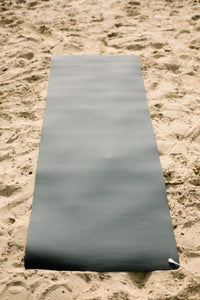 Earthle Erdungs-Yogamatte im Sand ausgerollt