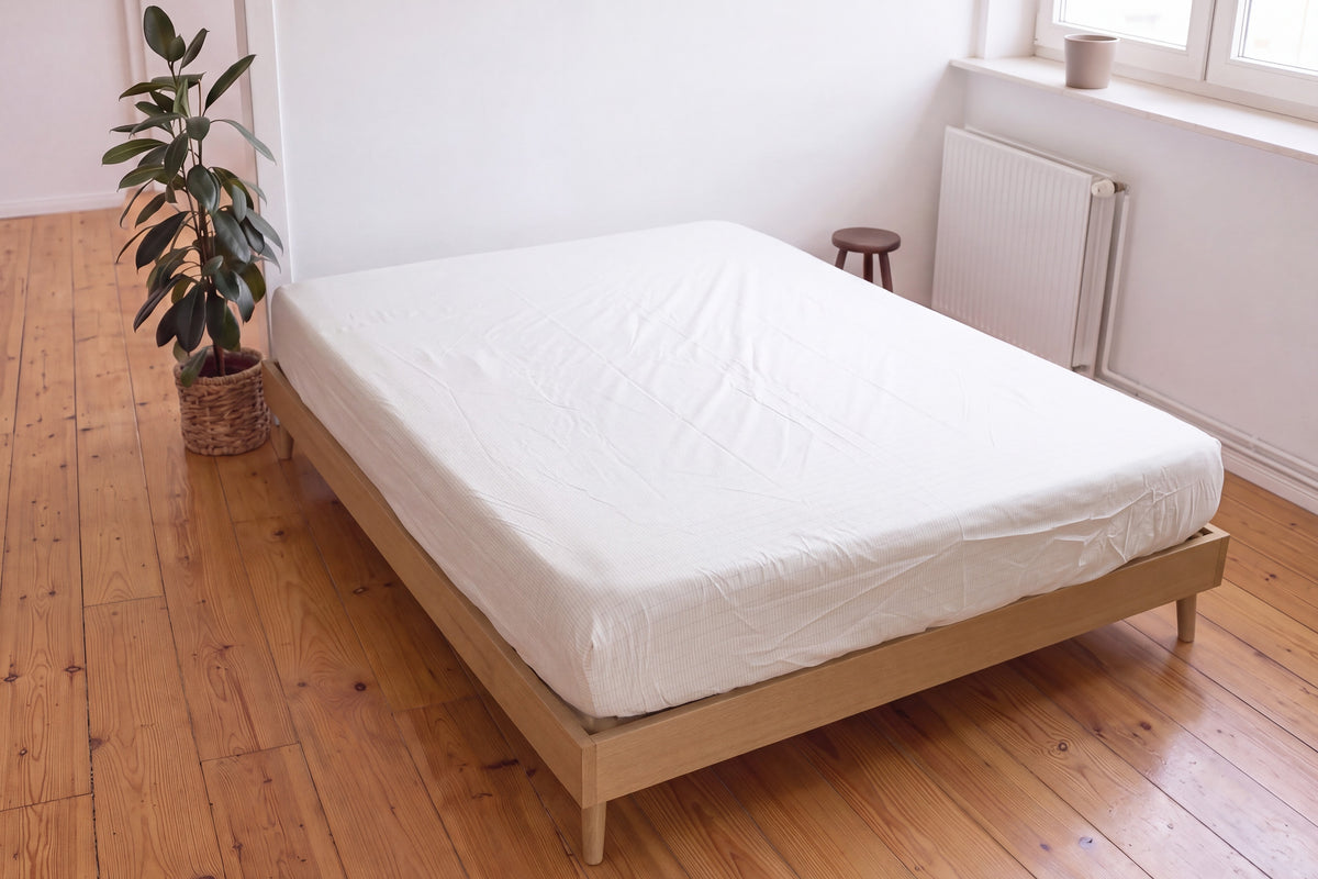 Earthle aardingshoeslaken op een tweepersoonsbed in een lichte slaapkamer, 200 x 160 x 30 cm