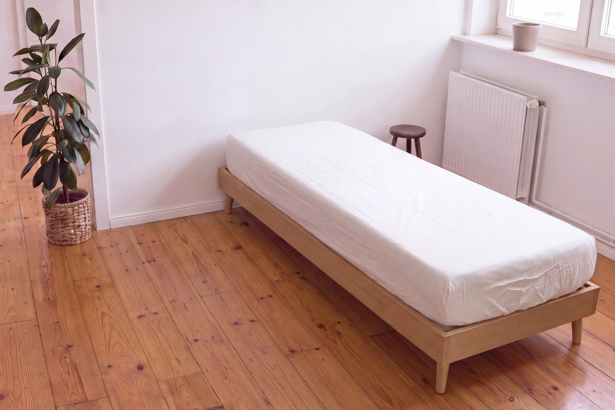 Earthle aardingshoeslaken op een eenpersoonsbed op een houten vloer, 200 x 90 x 30 cm